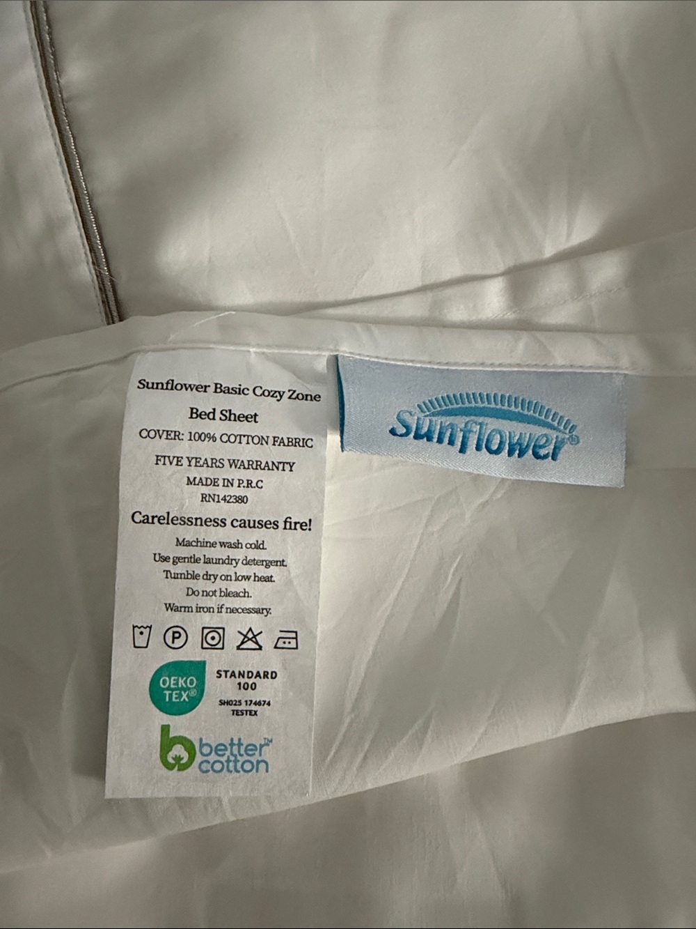 2 flat queen sheets. Never used.